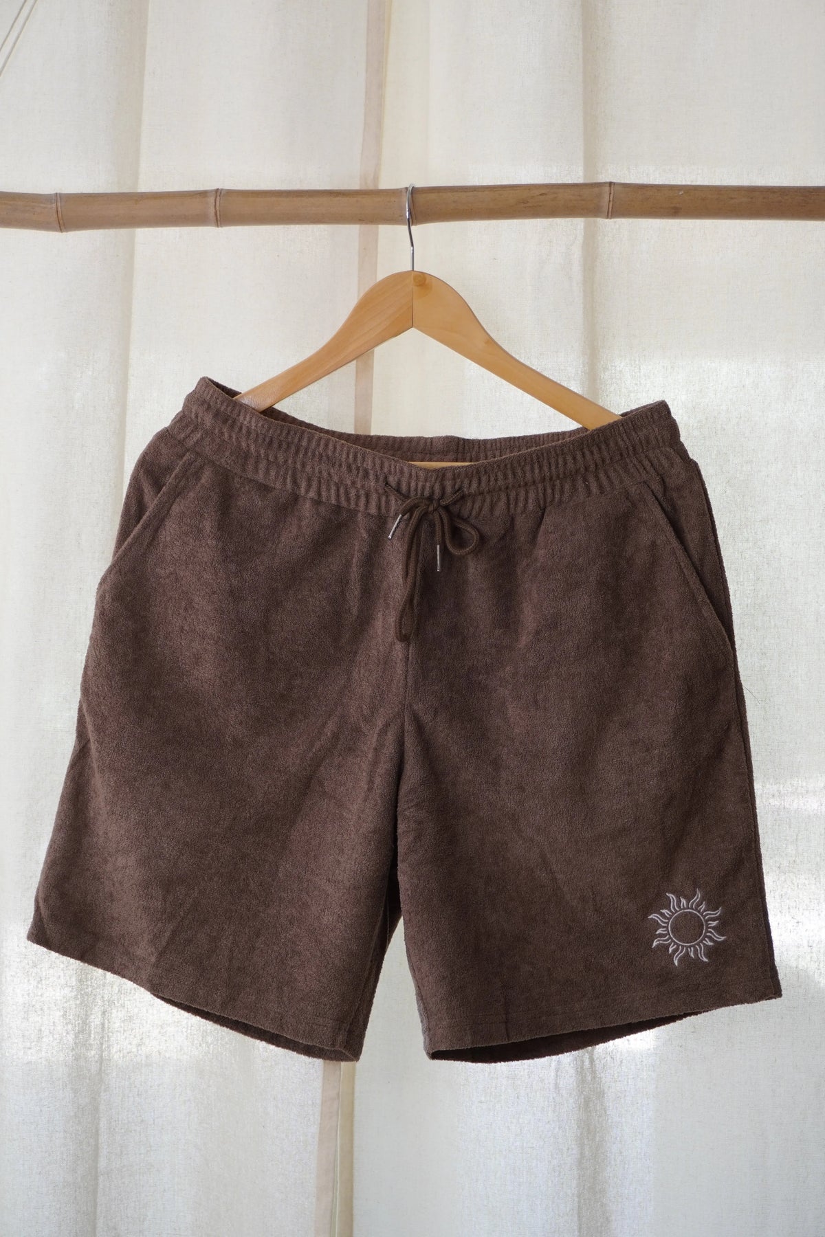 Short en éponge brodé - Matanai (Marron foncé) Matanai